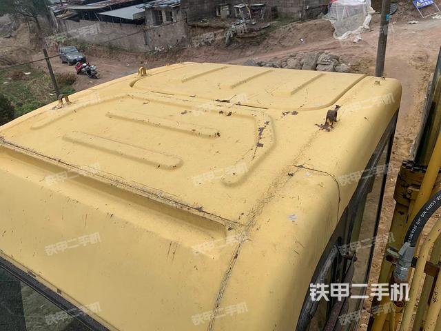 駕駛室頂部(整機(jī)外觀) 駕駛室頂部(整機(jī)外觀)