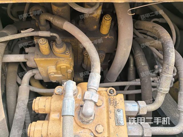 回轉(zhuǎn)馬達(dá)和主控閥(整機(jī)外觀) 回轉(zhuǎn)馬達(dá)和主控閥(整機(jī)外觀)