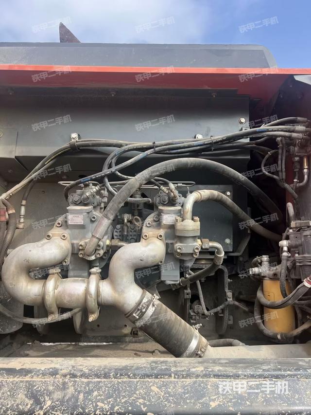 液壓泵艙室正面整體(整機外觀) 液壓泵艙室正面整體(整機外觀)