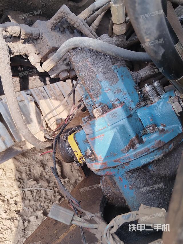 液压泵舱室正面整体（整机外观）