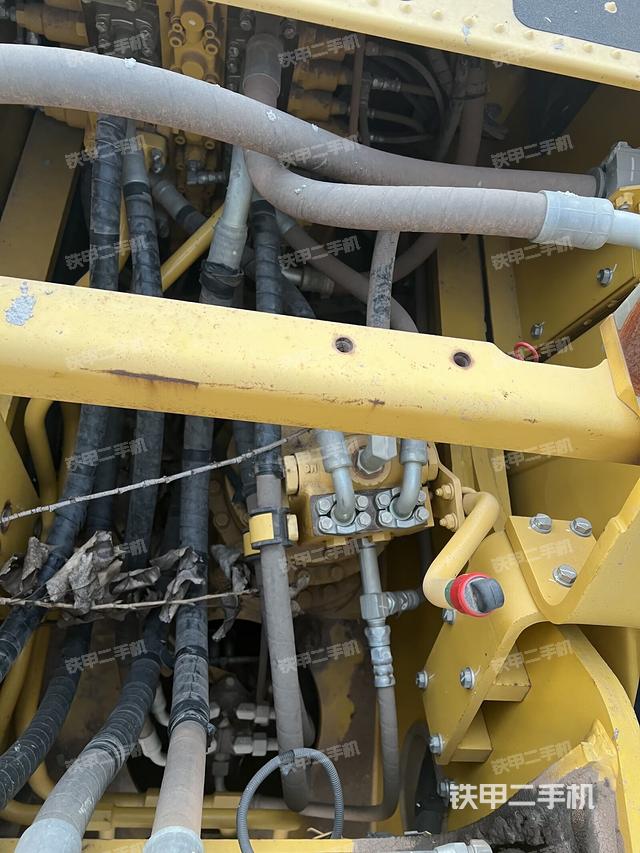 回轉(zhuǎn)馬達(dá)和主控閥（整機(jī)外觀）