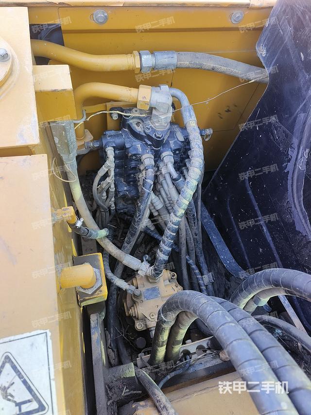 回转马达和主控阀（整机外观）