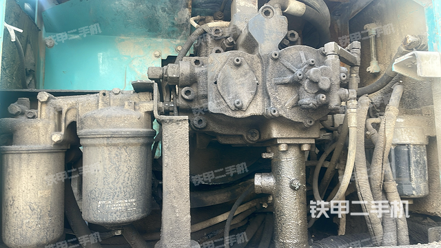 液压泵舱室正面整体（整机外观）