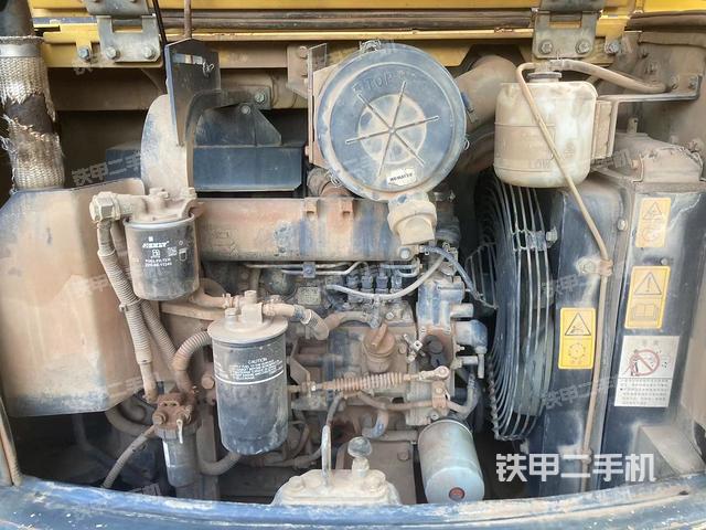 液压泵舱室正面整体（整机外观）