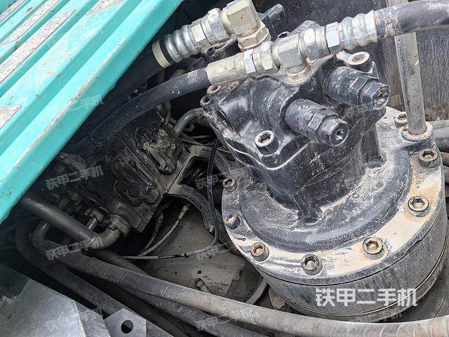 回转马达和主控阀（整机外观）