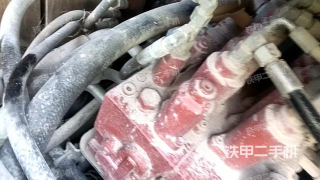 回轉(zhuǎn)馬達(dá)和主控閥（整機(jī)外觀）