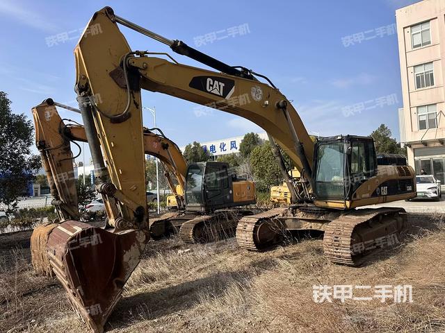 駕駛室整體(整機(jī)外觀) 駕駛室整體(整機(jī)外觀)