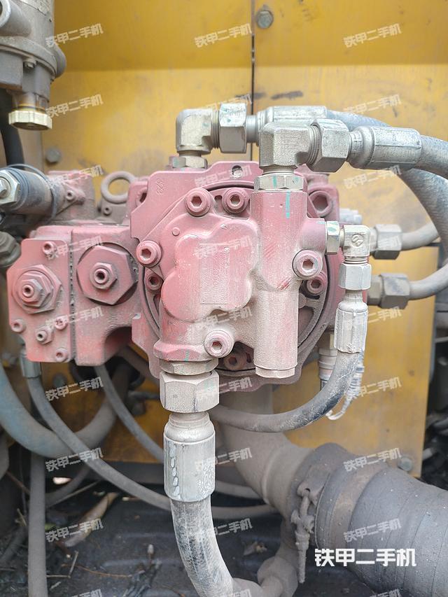 液压泵舱室正面整体（整机外观）