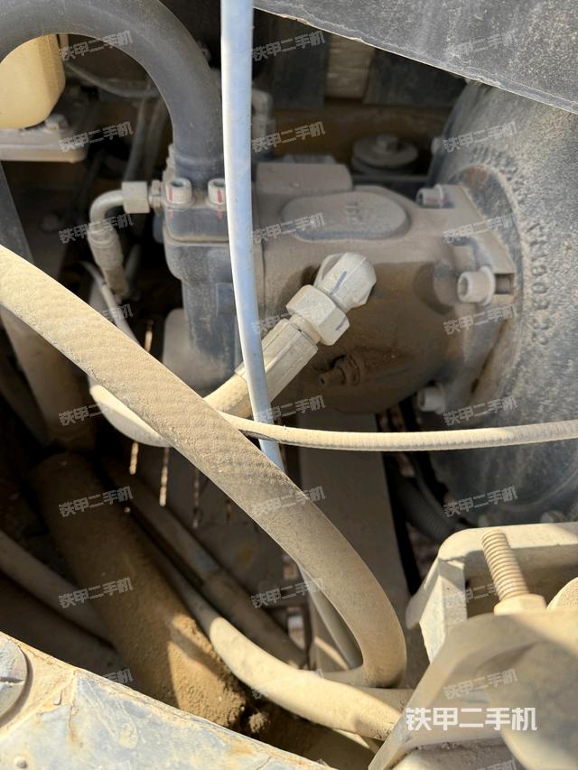 液壓泵艙室正面整體（整機外觀）