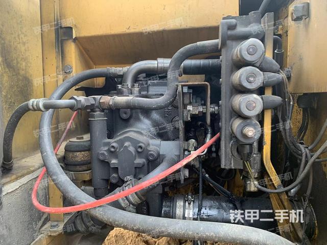 液壓泵艙室正面整體(整機(jī)外觀) 液壓泵艙室正面整體(整機(jī)外觀)