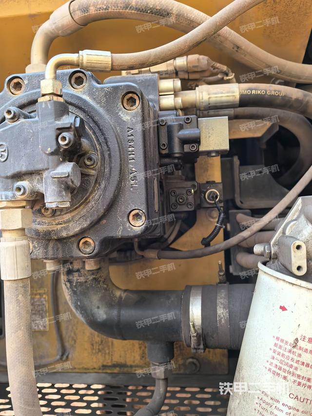 液壓泵艙室正面整體(整機(jī)外觀) 液壓泵艙室正面整體(整機(jī)外觀)