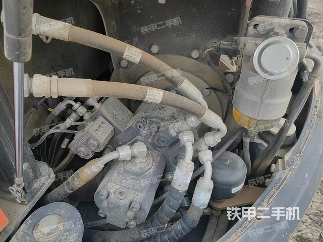液壓泵艙室正面整體(整機外觀) 液壓泵艙室正面整體(整機外觀)