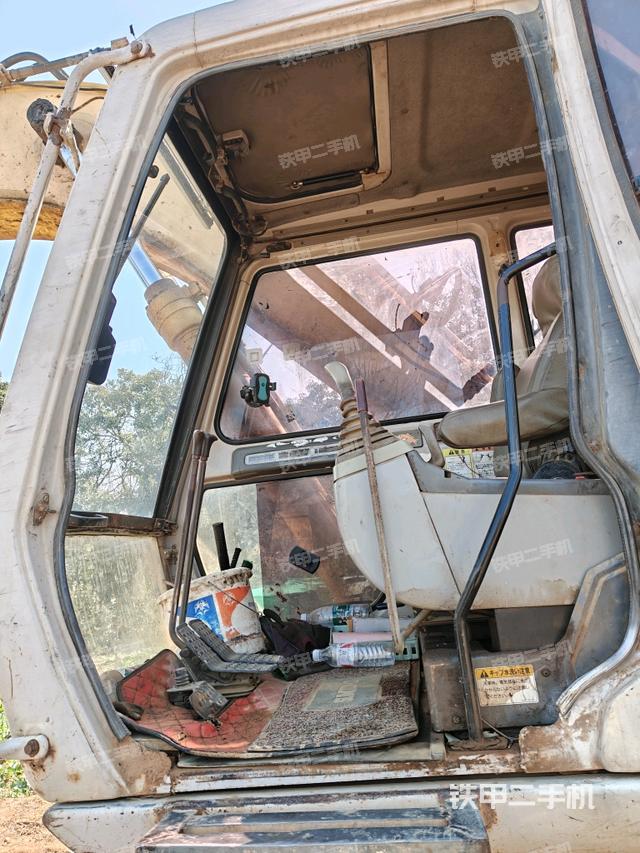 左后方玻璃角標(biāo)（駕駛室部分）