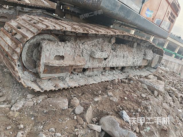 單側(cè)履帶整體(整機(jī)外觀) 單側(cè)履帶整體(整機(jī)外觀)