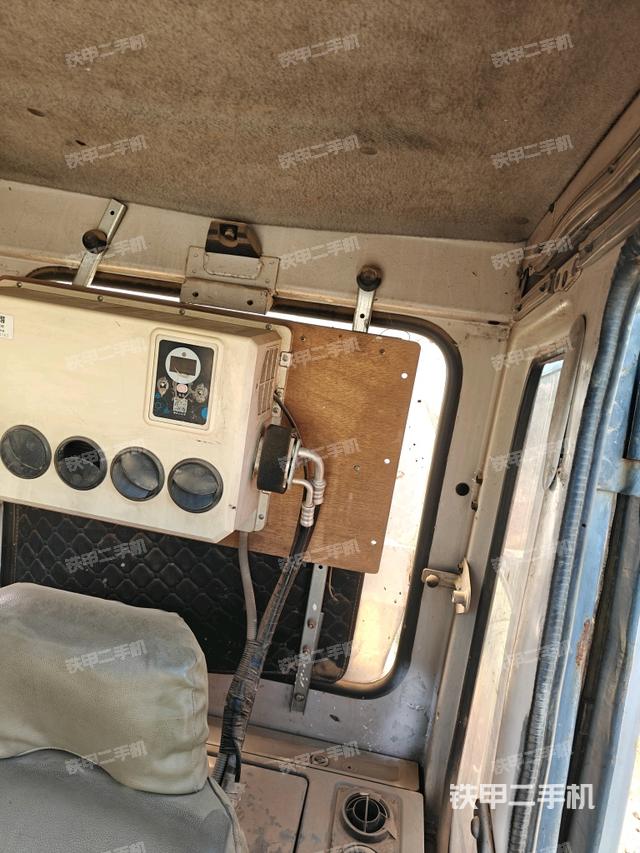 行走控制手柄和踏板?俯拍（駕駛室部分）