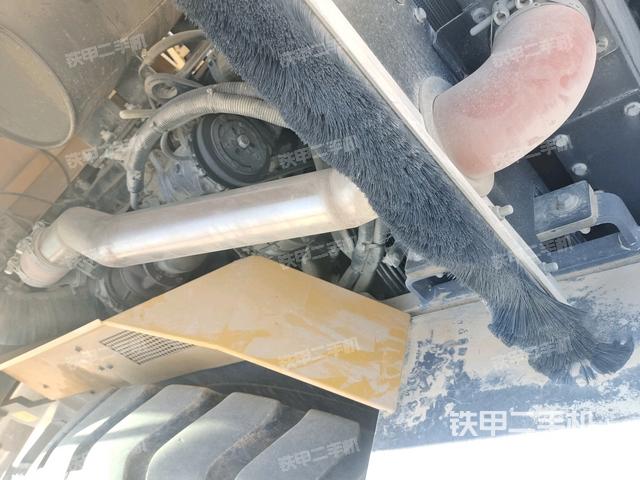 發(fā)動機上部全景（壓路機發(fā)動機艙）