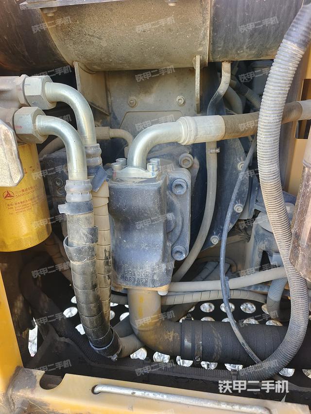 液压泵舱室正面整体（整机外观）