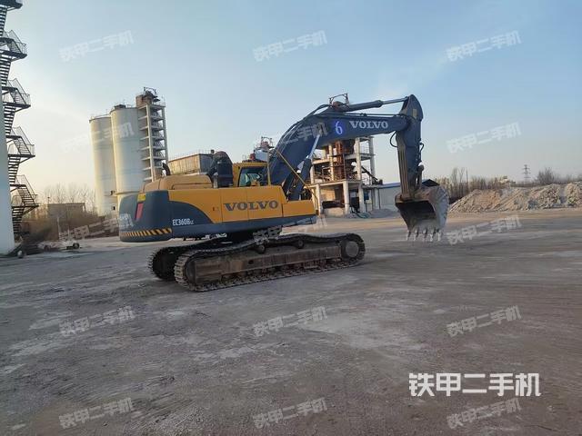 駕駛室頂部(整機(jī)外觀(guān)) 駕駛室頂部(整機(jī)外觀(guān))