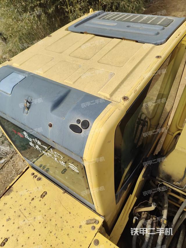 駕駛室頂部(整機(jī)外觀) 駕駛室頂部(整機(jī)外觀)