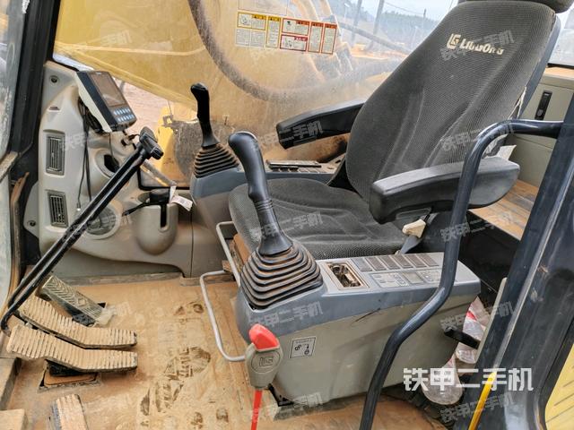 行走控制手柄和踏板?俯拍（駕駛室部分）