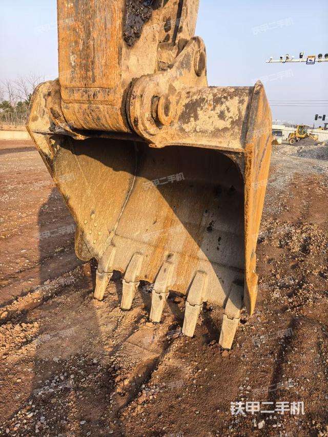 鏟斗右后整體(工作和回轉(zhuǎn)裝置) 鏟斗右后整體(工作和回轉(zhuǎn)裝置)