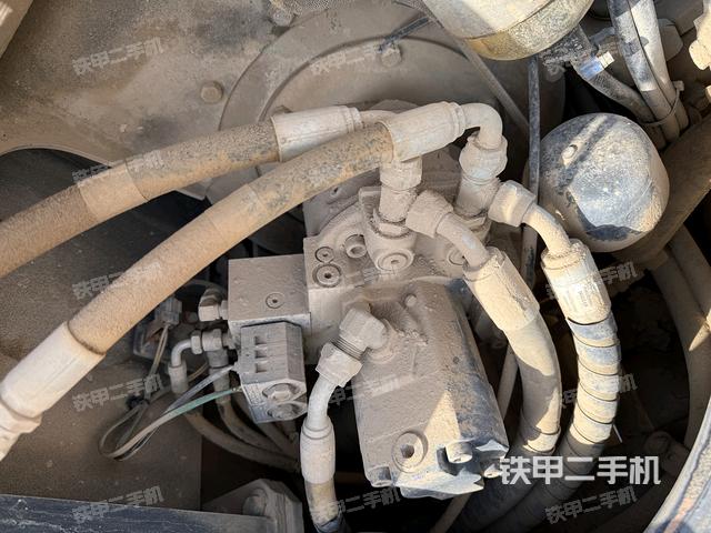 液壓泵艙室正面整體（整機外觀）