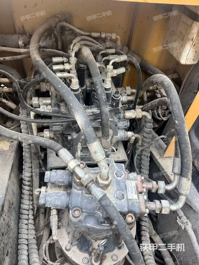 回轉(zhuǎn)馬達(dá)和主控閥（整機(jī)外觀）