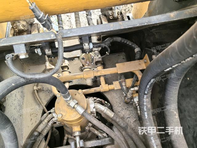 中央回轉(zhuǎn)接頭特寫(xiě)（上車(chē)部件）