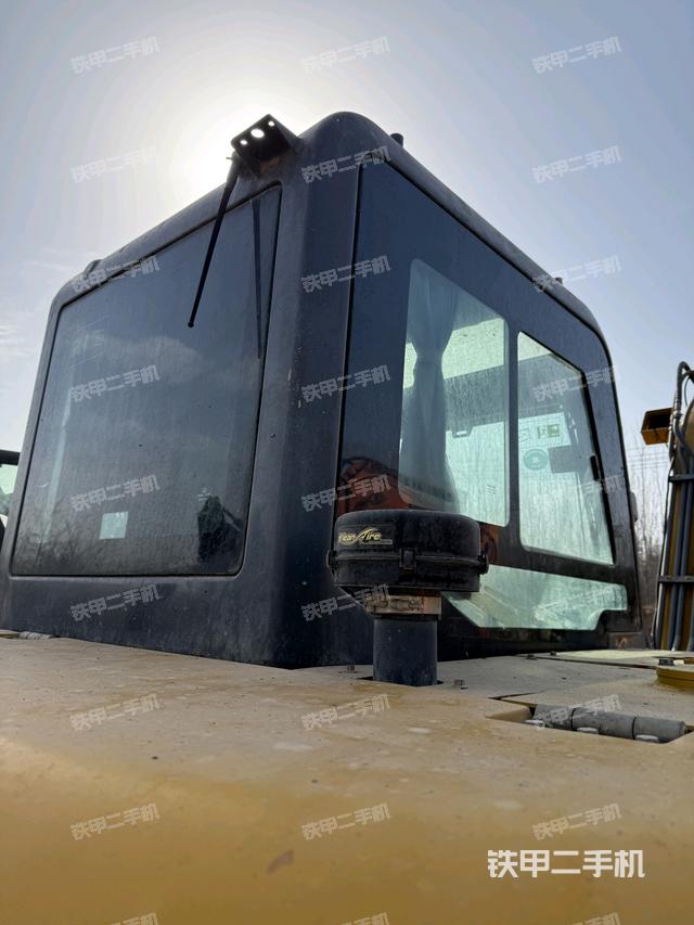 駕駛室頂部（整機外觀）