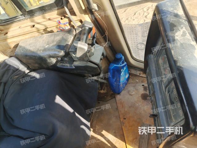 駕駛室內(nèi)部頂部(推土機(jī)駕駛室) 駕駛室內(nèi)部頂部(推土機(jī)駕駛室)