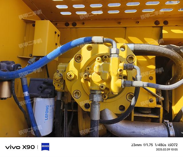 液压泵舱室正面整体（整机外观）