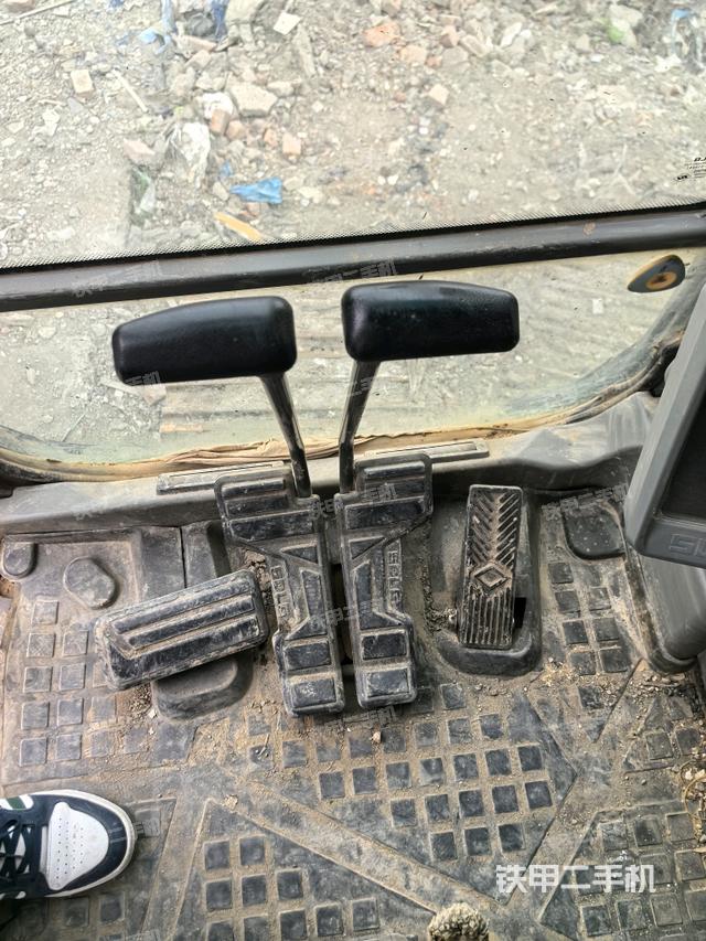 行走控制手柄和踏板?俯拍（駕駛室部分）