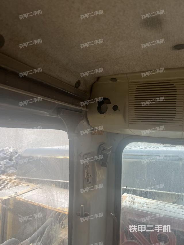 行走控制手柄和踏板 俯拍（驾驶室部分）