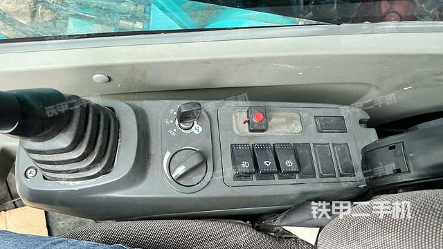 座椅右側(cè)控制臺(tái)/鑰匙門/油門/含右手柄（駕駛室部分）