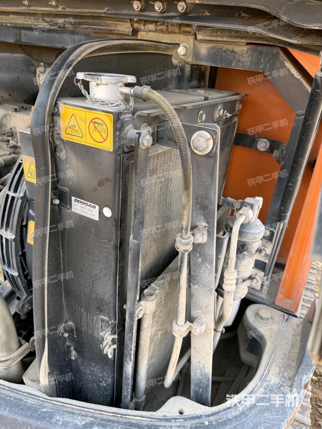 回轉(zhuǎn)馬達和主控閥(整機外觀) 回轉(zhuǎn)馬達和主控閥(整機外觀)