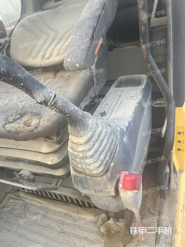 座椅左侧控制台/音响/含左手柄（驾驶室部分）