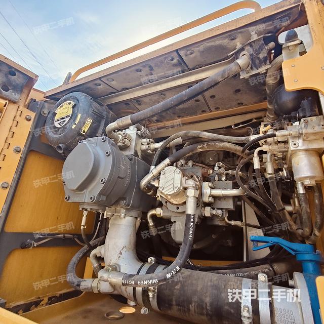 液壓泵艙室正面整體（整機外觀）