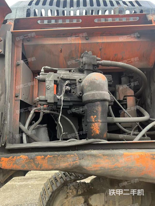 液壓泵艙室正面整體(整機(jī)外觀) 液壓泵艙室正面整體(整機(jī)外觀)