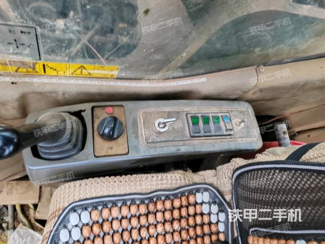 行走控制手柄和踏板?俯拍（駕駛室部分）