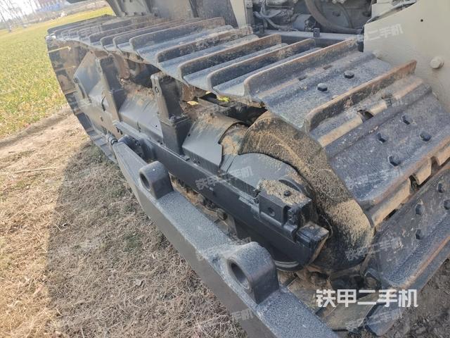 左側(cè)履帶全景（推土機(jī)底盤及工作裝置）