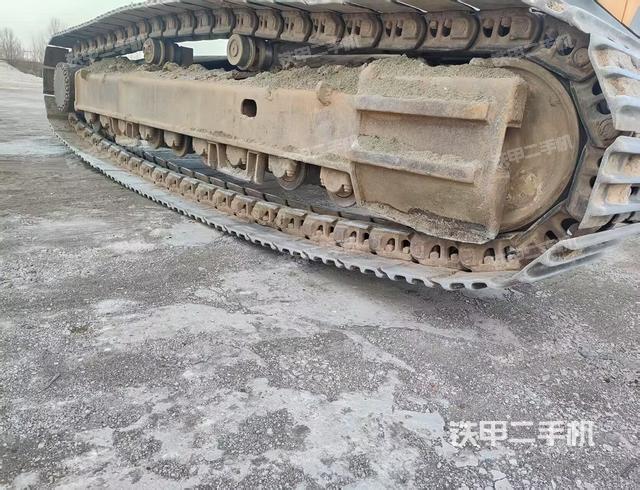 單側(cè)履帶整體(整機(jī)外觀(guān)) 單側(cè)履帶整體(整機(jī)外觀(guān))