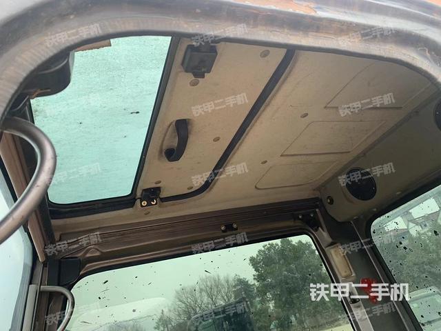 駕駛室頂部(整機(jī)外觀) 駕駛室頂部(整機(jī)外觀)