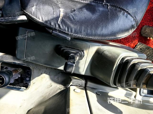 座椅右側(cè)控制臺(tái)/鑰匙門/油門/含右手柄(駕駛室部分) 座椅右側(cè)控制臺(tái)/鑰匙門/油門/含右手柄(駕駛室部分)