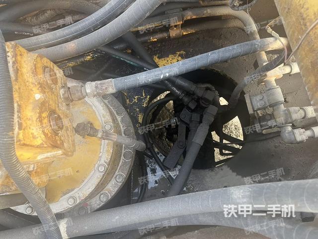 中央回转接头特写（上车部件）