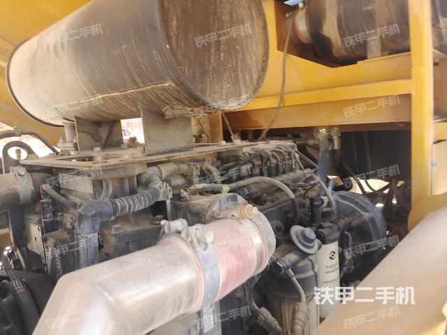 發(fā)動機左側(cè)全景（壓路機發(fā)動機艙）