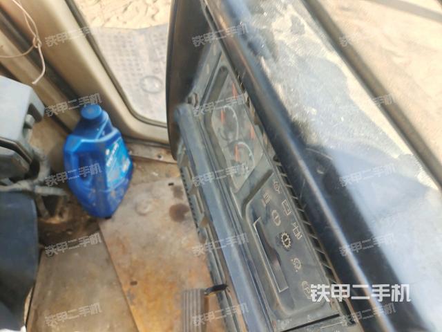 操作手柄右(推土機(jī)駕駛室) 操作手柄右(推土機(jī)駕駛室)
