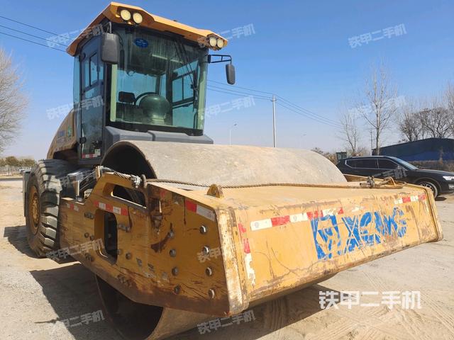 右前45°（壓路機整機外觀）