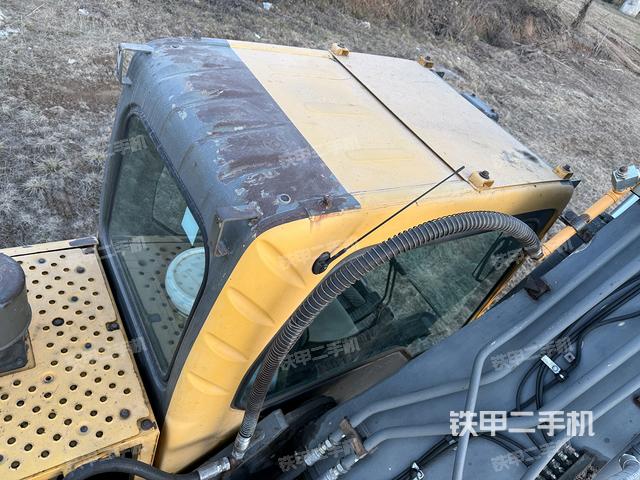 駕駛室頂部(整機(jī)外觀) 駕駛室頂部(整機(jī)外觀)