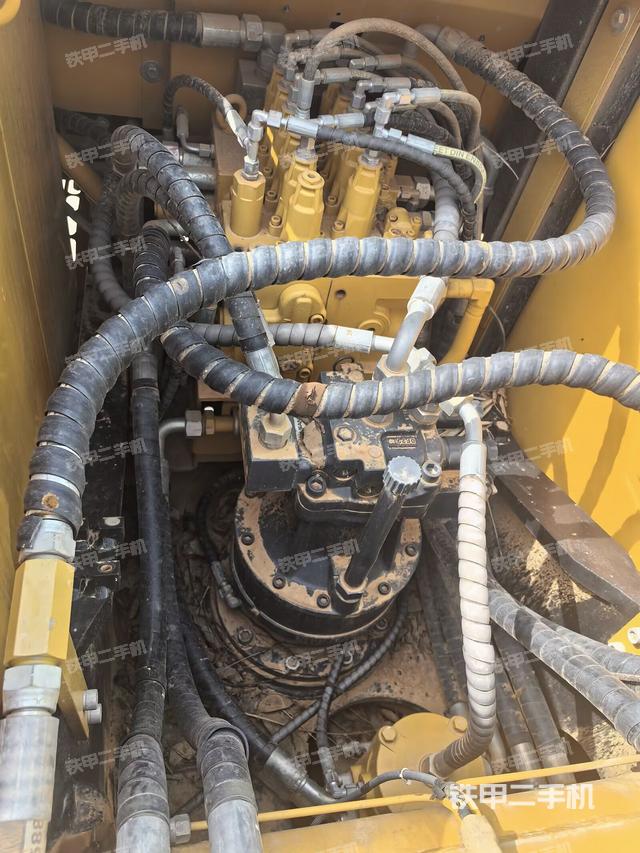 回轉(zhuǎn)馬達(dá)和主控閥(整機(jī)外觀) 回轉(zhuǎn)馬達(dá)和主控閥(整機(jī)外觀)