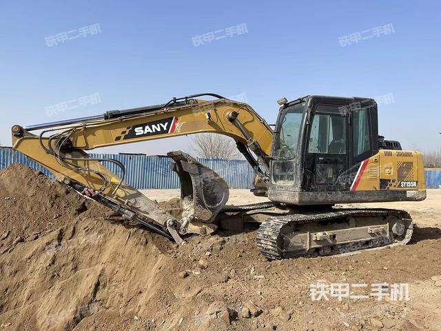 駕駛室頂部(整機(jī)外觀) 駕駛室頂部(整機(jī)外觀)